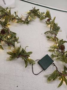 lot 23312 image: LED Mistletoe Holiday Garland String Lights