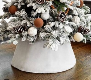 lot 23327 image: 5 sided Faux Fur Christmas Tree Collar Skirt