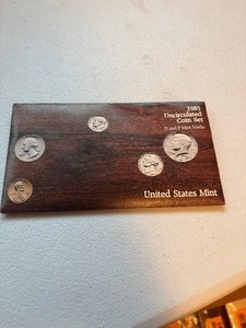 lot 24104 image: 1985 Uncirculated Coin Set D & P Mint Marks