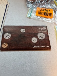 lot 24105 image: 1985 Uncirculated Coin Set D & P Mint Marks