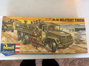 lot 23997 image: Revell Authentic Kit Military Truck H537129
