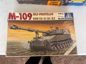 lot 24018 image: Italeri M-109 E4GA1A2 Self-Propelled Gun Model Kit Collectors Item