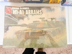 lot 24033 image: Factory Sealed AMT ERTL General Dynamics M1-A1 Abrams Model Kit Collectible Item