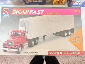 lot 24040 image: AMT ERTL Snap Fast Volvo N10 & Trailer Model Kit Collectors Item