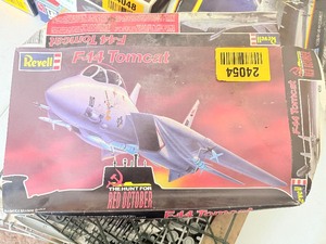 lot 24054 image: Revell F-14 Tomcat Model Kit Collectors Item