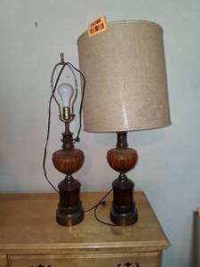 lot 25788 image: Vintage Mid-Century Amber Glass Table Lamp
