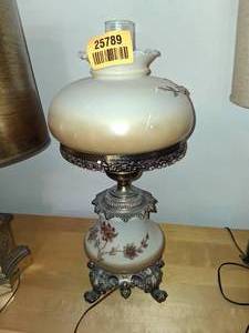 lot 25789 image: Vintage Gone with the Wind or Hurricane Style Lamp