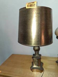 lot 25790 image: Vintage Mid-century Modern Stiffel Brass Table Lamp with a gold-toned Shade