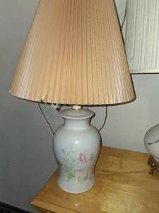 lot 25792 image: Vintage Hand-painted Glass Table Lamp