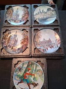 lot 26811 image: Set of 5 Lot of La Belle au Bois Dormant Porcelain Wall Plates