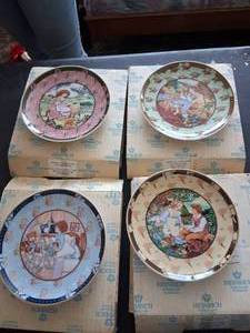 lot 26820 image: Set of 4 Heinrich German Made Porcelain Wall Plates