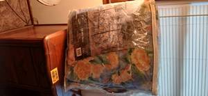 lot 23911 image: Piedmont Home Textile Corp. Comforter Queen Size in Floral Pattern