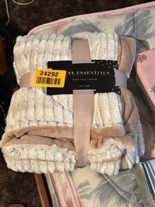 lot 24292 image: Brand New Luxe Essentials Faux Fur Throw Blanket