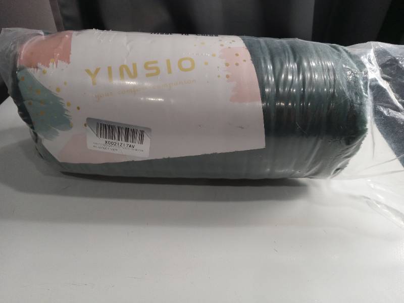 lot 5088 image: Green Yinsio Throw Blanket
