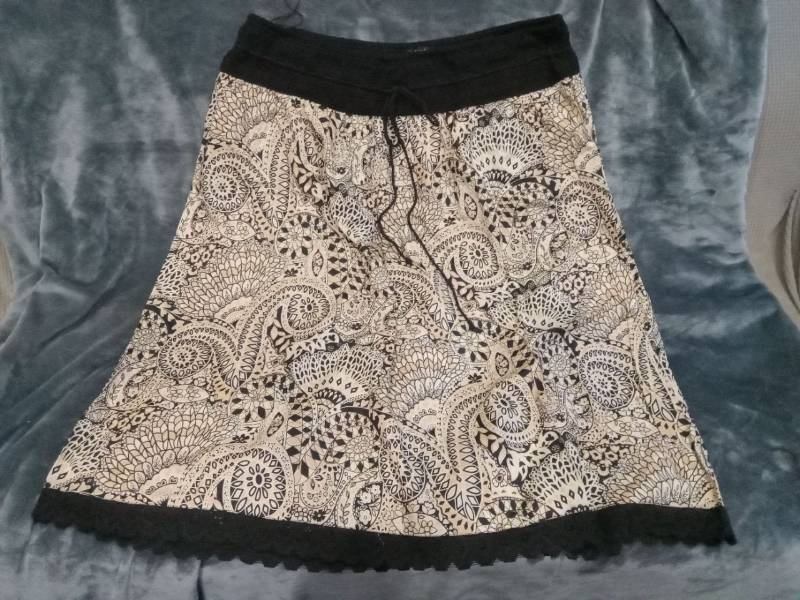 lot 5092 image: Black and White Paisley Cotton Skirt Size 2X