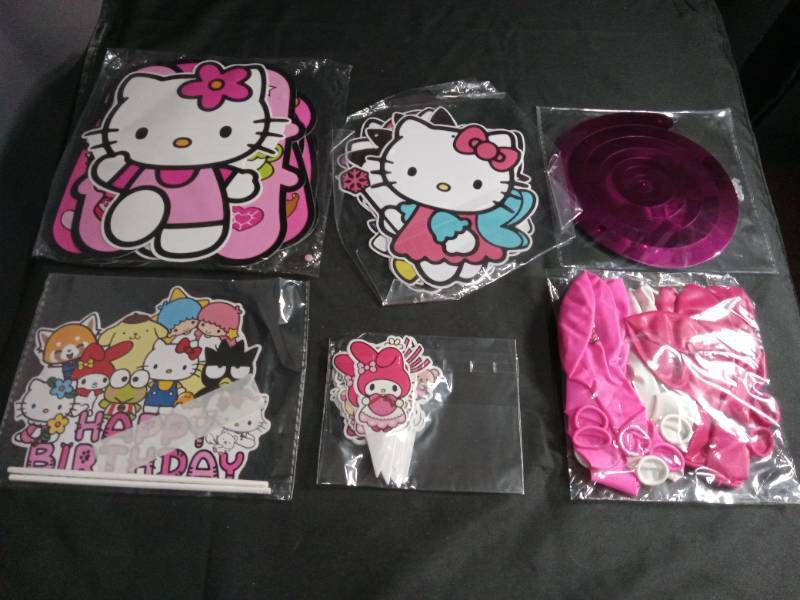 lot 9020 image: Hello Kitty Birthday Party Decoration Set