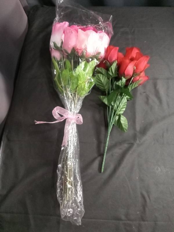 lot 9038 image: Artificial Rose Bouquet Bundle