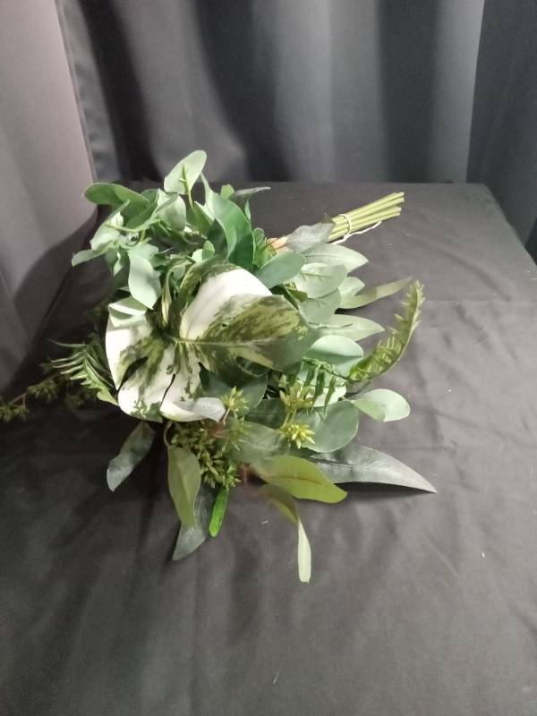 lot 9039 image: Fresh Eucalyptus and Mixed Greenery Bundle