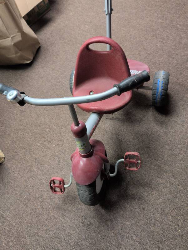 lot 5232 image: Radio Flyer Ride-on Scooter