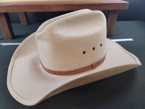 lot 12465 image: Western Style Cream Felt Cowboy Hat