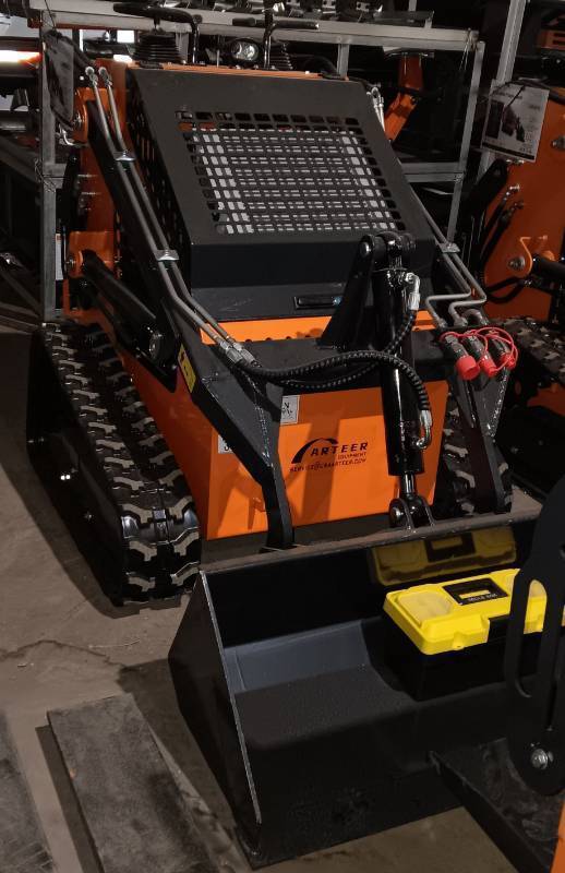 lot 4002 image: Unused ARTEER 24Hp Compact Mini Skid Track Loader QB-480 w Double Hydraulic Pump w Three Valves