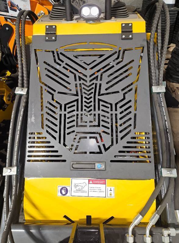 lot 5322 image: Unused SDLANCH SDLL60 Hydraulic Mini Skid Steer Loader 1500lb Operating Capacity - AKA The Autobot Skid Steer For Transformer Fans - Check Out The Pics