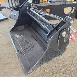lot 8022 image: UNUSED Future FT-XKH39 4-in-1 Mini Skid Steer Bucket Attachment