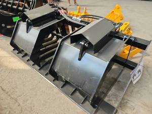 lot 8035 image: Unused Skid Steer Hollow Wood Grabber  Model FU-HWG72C