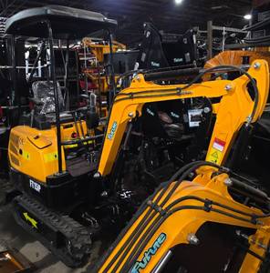 lot 8228 image: Unused Future FT15P Excavator w 16in Digging Bucket, Backfill Blade, 420cc gas engine, 13.5 hp.
