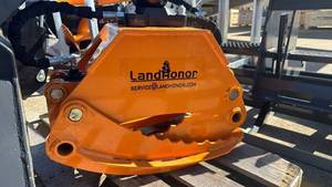 lot 3066 image: Unused LandHonor Skid Steer 44in Rotating Log Grapple RLG-13-44D