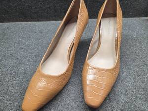 lot 7031 image: DonaldPliner Womens Wedges Tan size 9.5M