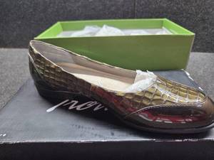 lot 7037 image: Trotters Womens Arnello Grey Croc size 6