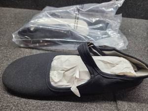 lot 7042 image: 18 Shoes Womens Flats (Black, size 11)