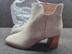 lot 7052 image: NYDJ Womens Cassey High Top 2 Heels ( Taupe, size 11M)