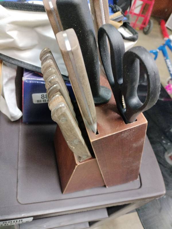 lot 8811 image: 15 Pc Knife Set with Block