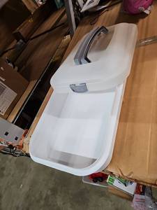 lot 28984 image: Crofton Cake Storage Box