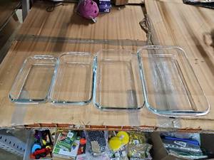 lot 28986 image: Set of 4 Glass Baking Pans