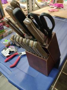 lot 34993 image: Chicago Cutlery Knife Block Set - 12 Knives, Scissors, and Sharpener