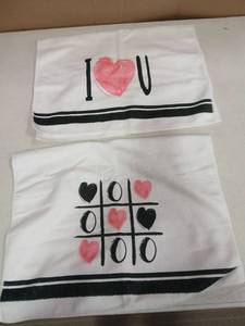 lot 28950 image: Valentines Hand Towels 2pk