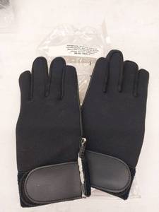 lot 66771 image: Neoprene Uniform Thermal Massage Gloves - Mens Small