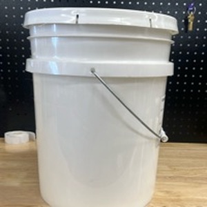lot 4222 image: 5 Gallon Bucket with Handle and Lid - Retail $0