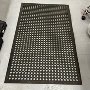 lot 4276 image: Black Mat. 59 x 36 Inches - Retail $0