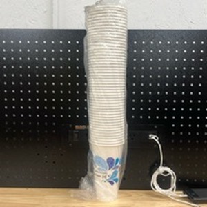 lot 4284 image: 50-32 OZ. Disposable Paper Cups  - Retail $0