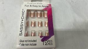 lot 6960 image: Sassy  Chic Artificial Nails 12 ct Peach Gold Leopard