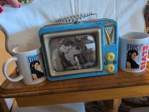 lot 2406 image: Elvis Presley Vandor TV Tin and Coffee Mugs Set