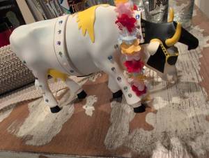 lot 2437 image: Decorated Cow Parade Figurine with Lei
