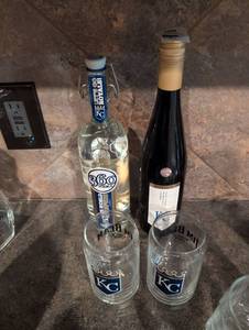 lot 2438 image: Kansas City Royals MLB Beer Glass Set with 360 Vodka