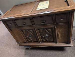 lot 1600 image: Magnavox Console Stereo Record Player