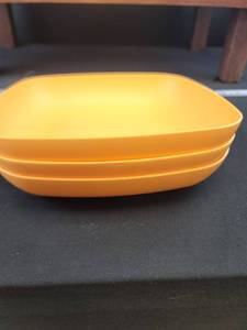 lot 1920 image: Mainstays Yellow Square Dinner Bowls Set