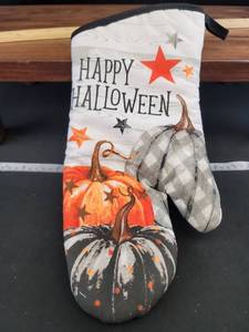 lot 1924 image: Halloween Decorative Oven Mitt